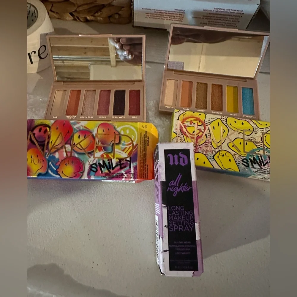 UD + Smiley Ltd Ed  mini palettes, moondust pallet & mini UD setting spray - Picture 2 of 7